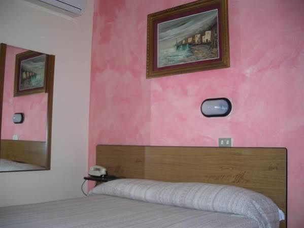 Hotel Cristal Bari Bagian luar foto
